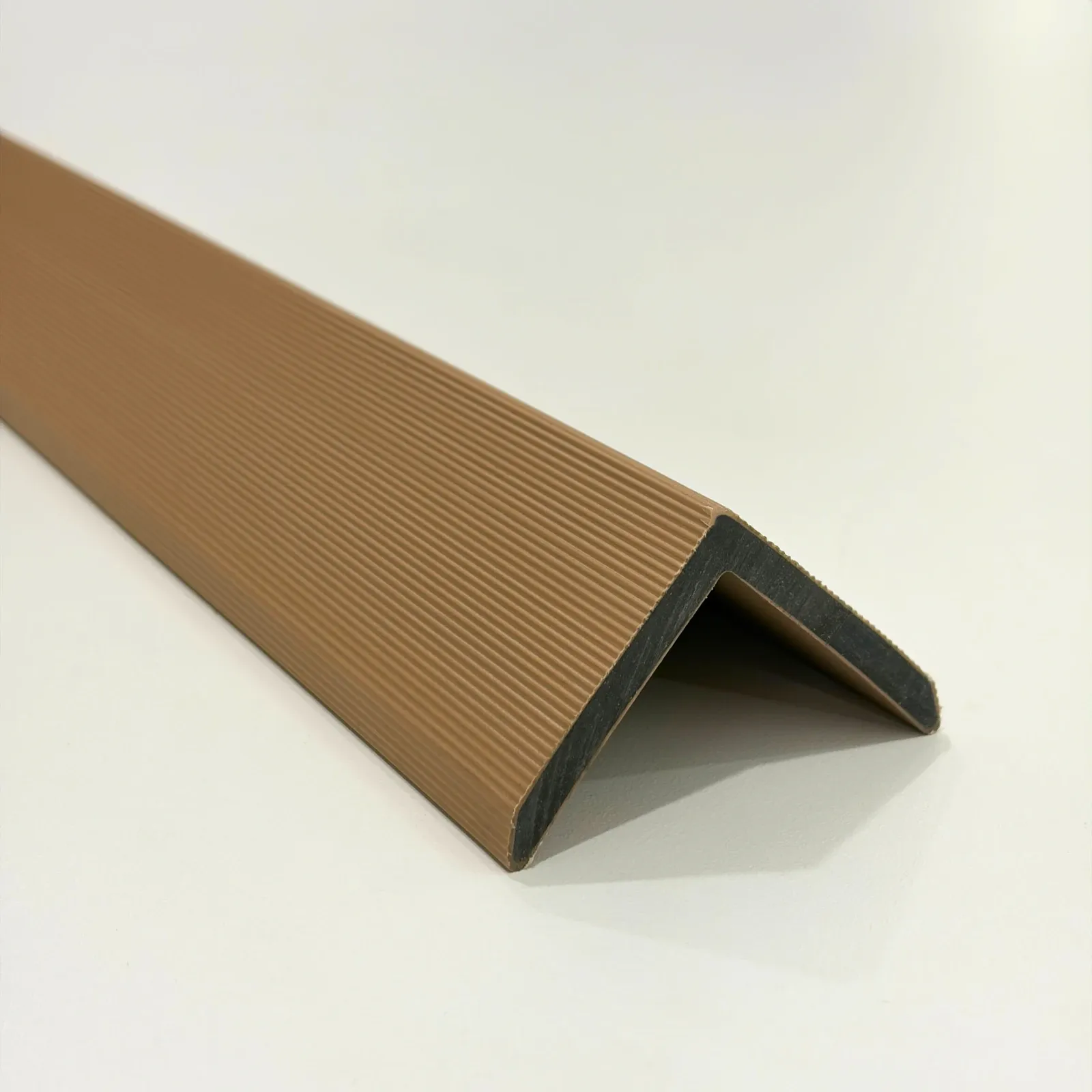 Angulo para decking exterior WPC — Maple