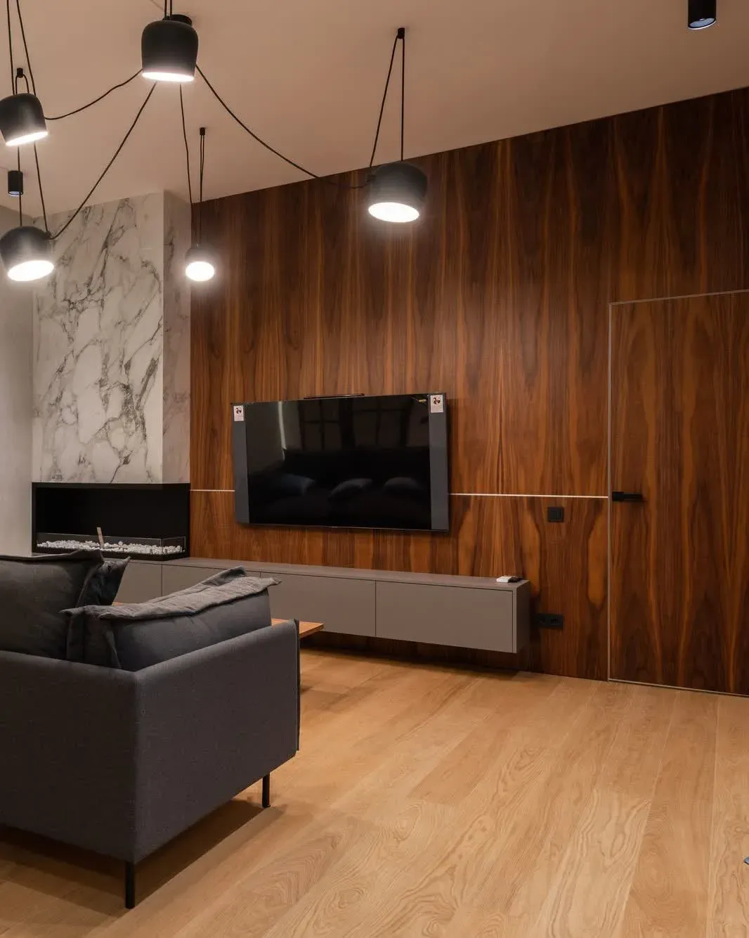 Muro de acento con laminado PVC tipo madera en un interior contemporáneo