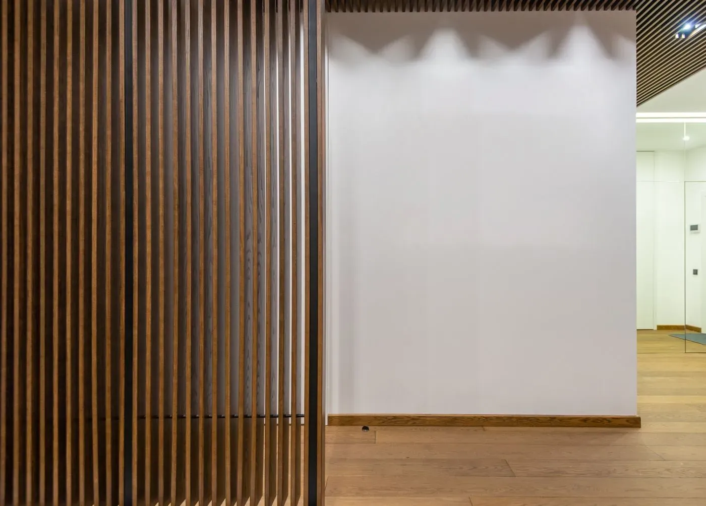 Panel ranurado de madera como muro divisorio